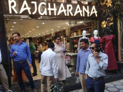 The daredevil theft in a clothing store in Nagpur's Sitabuldi | नागपूरच्या अतिवर्दळीच्या सीताबर्डीतील कपड्याच्या दुकानात धाडसी चोरी