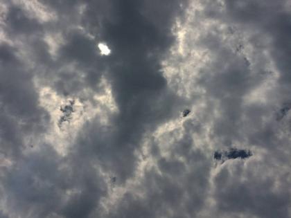 Clouds greet the sun, the temperature has a break! Mercury down 5.6 degrees Celsius in 24 hours | सूर्याला ढगांची सलामी, तापमानाला लागला ब्रेक! २४ तासांत पारा ५.६ डिग्री सेल्सियसने खाली