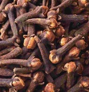 उन्हाच्या दिवसांमध्ये लवंग खायला हवी की नाही? वाचा काय होतील फायदे आणि नुकसान