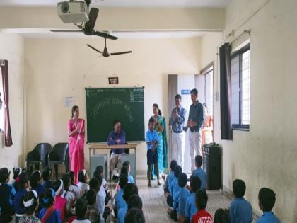 pune news sir what is your favorite dish And the class burst into laughterChildren at a school in Somatane asked questions to education officials | ‘साहेब, तुमची फेव्हरेट डिश कोणती? अन् वर्गात हशा पिकला..!