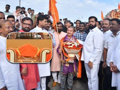 A chair named after Balasaheb Thackeray has been placed on the platform of CM Eknath Shinde; Charan Singh Thapa will also stand on the side! | एकनाथ शिंदेंच्या दसरा मेळाव्यात बाळासाहेबांची खुर्ची; बाजूला चरणसिंग थापाही उभे राहणार!