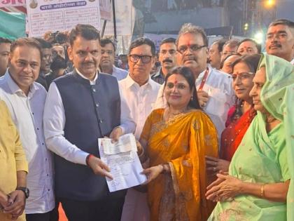 पूरग्रस्तांना मदतीचा हात मुख्यमंत्री सहाय्यता निधीस ५ लाखांचा धनादेश सुपूर्द - Marathi News | A helping hand to the flood victims, a cheque of Rs. 5 lakhs was handed over to the Chief Minister's Relief Fund. | Latest News at Lokmat.com