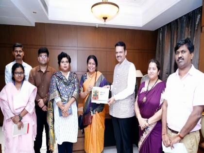plan submitted to cm devendra fadnavis cultural bhavan to be built in delhi lokmat editorial board chairman dr vijay darda efforts a big success | दिल्लीत सांस्कृतिक भवन होणार; आराखडा सादर, डॉ. विजय दर्डा यांच्या प्रयत्नांना मोठे यश plan submitted to cm devendra fadnavis cultural bhavan to be built in delhi lokmat editorial board chairman dr vijay darda efforts a big success | दिल्लीत सांस्कृतिक भवन होणार; आराखडा सादर, डॉ. विजय दर्डा यांच्या प्रयत्नांना मोठे यश