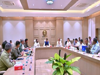 all possible help to the defence forces in the state said cm devendra fadnavis after meeting with officers of all three forces | संरक्षण दलांना राज्यात सर्वतोपरी मदत: मुख्यमंत्री; तिन्ही दलांच्या अधिकाऱ्यांसोबत बैठक all possible help to the defence forces in the state said cm devendra fadnavis after meeting with officers of all three forces | संरक्षण दलांना राज्यात सर्वतोपरी मदत: मुख्यमंत्री; तिन्ही दलांच्या अधिकाऱ्यांसोबत बैठक