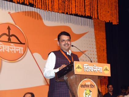 Devendra Fadnavis give hint on CM post while attending Shiv Sena Melava with Uddhav Thackeray | देवेंद्रभौंनी एका वाक्यातच सांगून टाकलं, 'मुख्यमंत्री कुणाचा'!; तुम्ही ऐकलंत का?