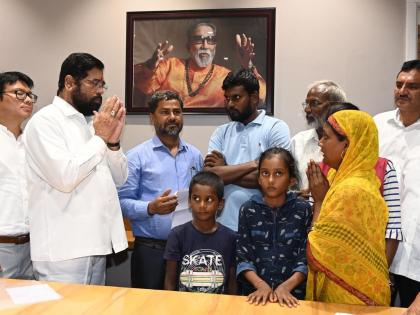 cm eknath shinde give 50 lakh aid to versova accident victims rakesh yadav family | जेसीबी दुर्घटना: CM शिंदेंची भेट, पीडित कुटुंबाला ५० लाखांची मदत; राकेशच्या भावाला नोकरी 