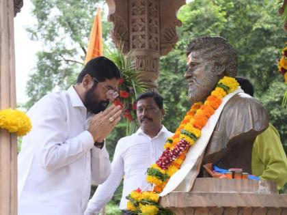 cm eknath shinde slams shiv sena chief uddhav thackeray in dahi handi at thane | ५० थरांनी राजकीय हंडी फोडली: मुख्यमंत्री एकनाथ शिंदे, उद्धव ठाकरे यांना लगावला टोला