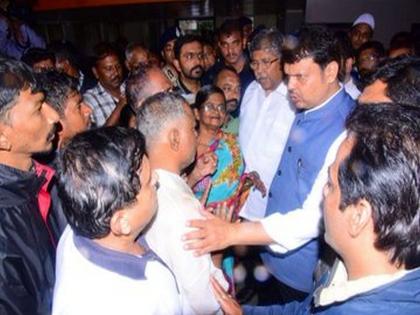 kolhapur flood : Maharashtra CM Devendra Fadnavis visited Shivaji Nagar area in Kolhapur | कोल्हापूर महापूर : मुख्यमंत्र्यांनी कोल्हापुरात केली पुराची पाहणी, पुरग्रस्तांना दिला दिलासा