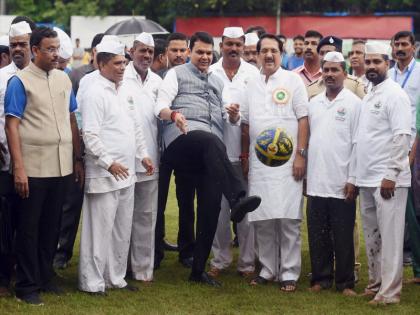 Maharashtra will be football football; Chief Minister inaugurated the 'Maharashtra Mission 1-million' football game festival | अवघा महाराष्ट्र होणार फुटबॉलमय; 'महाराष्ट्र मिशन 1-मिलीयन' फुटबॉल खेळाच्या महोत्सवाचं मुख्यमंत्र्यांनी केलं उद्घाटन