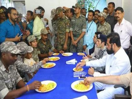 Chief Minister's 'Jai Jawan, Jai Kisan' celebrated Diwali with police in Gadchiroli and with farmers in Mumbai | मुख्यमंत्र्यांचे ‘जय जवान, जय किसान’, गडचिरोलीत पोलिसांसोबत तर मुंबईत शेतकऱ्यांसोबत साजरी केली दिवाळी