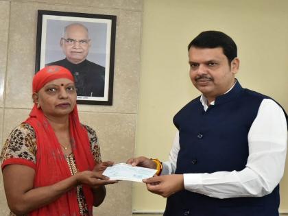 cm devendra fadnavis signs gives cheque to cancer patients | मुख्यमंत्री फडणवीसांची पहिली स्वाक्षरी; कर्करोगाशी झगडणाऱ्या महिलेला दिलासा