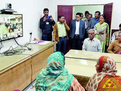 Smile on the face of beneficiaries: Chief Minister's video conferencing through dialogue | लाभार्थ्यांच्या चेहऱ्यावर फुलले हास्य : मुख्यमंत्र्यांचा व्हिडीओ कॉन्फरन्सिंगच्या माध्यमातून संवाद