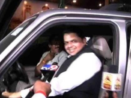 The Chief Minister did not sit in the same car! | अन् मुख्यमंत्री चुकून दुस-याच्याच गाडीत बसले !