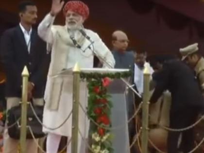 DGP collapsed on stage but narendra modi continued his speech viral video | पोलीस अधिकारी पडला, तरीही मोदी भाषण करतच राहिले; काँग्रेसकडून 'तो' व्हिडीओ व्हायरल