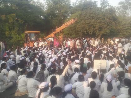 Chief Minister went and the angry employees blocked the road in | मुख्यमंत्री गेले अन् संतप्त कर्मचाऱ्यांनी रोखून धरला रस्ता