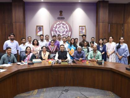 खुर्चीची गुर्मी डोक्यात जाऊ देऊ नका; मुख्यमंत्र्यांचा नव्या लेखापालांना सल्ला - Marathi News | do not let the pride of the chair go to your head cm pramod sawant advice to new account | Latest politics News at Lokmat.com