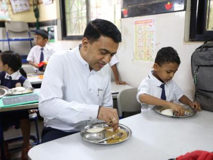 cm pramod sawant enjoyed his lunch made a surprise visit to a primary school in deulwada marcel | मुख्यमंत्र्यांनी घेतला माध्यान्हचा आस्वाद; देऊळवाडा-माशेल येथील प्राथमिक शाळेला आकस्मिक भेट cm pramod sawant enjoyed his lunch made a surprise visit to a primary school in deulwada marcel | मुख्यमंत्र्यांनी घेतला माध्यान्हचा आस्वाद; देऊळवाडा-माशेल येथील प्राथमिक शाळेला आकस्मिक भेट