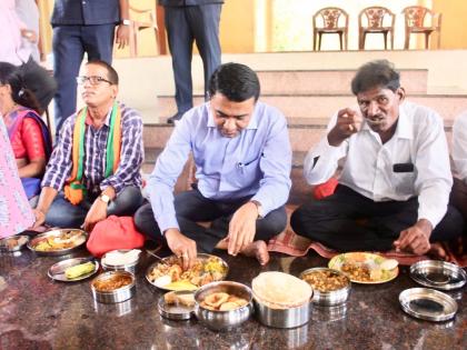 chief minister pramod sawant tiffin pe charcha interaction with activists at sateri temple | वेळगेत मुख्यमंत्र्यांची 'टिफिन पे चर्चा'; सातेरी मंदिरात कार्यकर्त्यांशी साधला संवाद