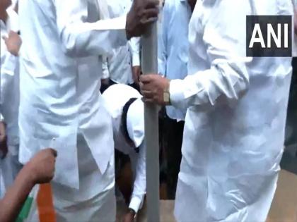 Holding the tricolour in hand Congress worker started tying Karnataka CM Siddaramaiah shoe | हातात तिरंगा घेऊन कार्यकर्त्याने काढला मुख्यमंत्र्यांचा बूट; धक्कादायक व्हिडीओ समोर