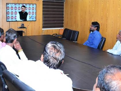 Chief Minister Devendra Fadnavis talks with 14 beneficiaries of housing schemes in Washim district! | मुख्यमंत्री देवेंद्र फडणवीस यांनी साधला वाशिम जिल्ह्यातील आवास योजनांच्या १४ लाभार्थ्यांशी संवाद !