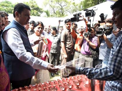 Just a little bit! ... when the Chief Minister got a sense of not using plastic | जरा हटके! ... जेव्हा मुख्यमंत्री देतात प्लास्टिक न वापरण्याबाबत समज