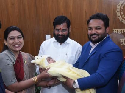 Maharashtra Winter Session 2022: Chief Minister Eknath Shinde praised MLA Saroj Ahire | Maharashtra Winter Session 2022: अडीच महिन्याच्या बाळासह सरोज अहिरे अधिवेशनात; एकनाथ शिंदेंनी माय-लेकाची आस्थेने केली विचारपूस