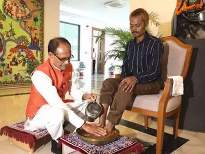 Chief Minister shivraj chouhan washed the feet of the victim of Lagushanka incident | मुख्यमंत्री चाैहान यांनी लघुशंका घटनेतील पीडिताचे धुतले पाय; माफीही मागितली, आरती केली