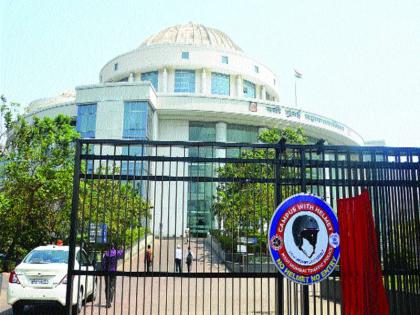 Helmets allow two-wheelers to enter headquarters | मुख्यालयात प्रवेशासाठी दुचाकीस्वारांना हेल्मेटसक्ती