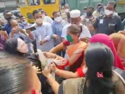 Congress agitation over hijab, 'struggle' between two women's groups | हिजाब वादावरुन काँग्रेसचं आंदोलन, महिलांच्या दोन गटांत झाली 'झटापट'