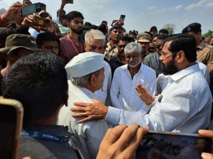 CM Eknath Shinde spoke to the farmers who suffered losses due to unseasonal rains and encouraged them. | एकनाथ शिंदेंनी शेतकऱ्यांना दिला धीर; आज मंत्रिमंडळाची विशेष बैठक, लवकरच भरीव मदत देणार