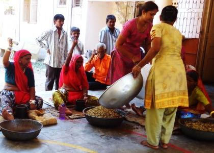 Some women in Gujarat come together and sell masala products, pickles 'Rudy' brand names. | गुजरातमधील काही महिला एकत्र येऊन मसाला उत्पादने, लोणचे 'रुडी' या ब्रँडनेमने विकतात.