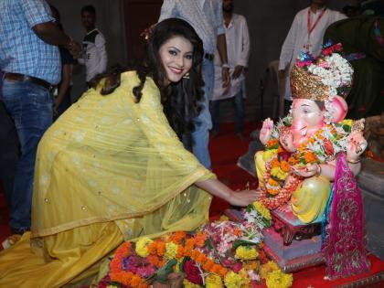 SEE PICS : उर्वषी रौतेला आणि पूनम पांडे यांनी घेतले अंधेरीच्या राजाचे दर्शन!