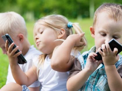 Long keep the smartphones from kids | मुलांपासून स्मार्टफोन ठेवा लांब Long keep the smartphones from kids | मुलांपासून स्मार्टफोन ठेवा लांब