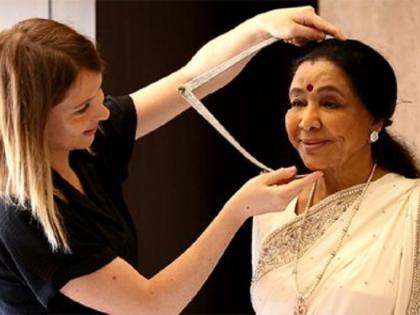 Asha Bhosale's wax statue standing in Madam Tussaud! | ​मॅडम तुसादमध्ये उभा राहणार आशा भोसलेंचा मेणाचा पुतळा!