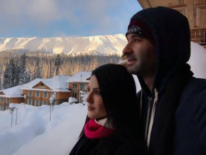 Kashmiri enjoying Sunny with husband | पतीसोबत सनी एन्जॉय करतेय काश्मीर