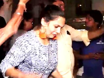 The actress's wife had to be removed due to selfie fans, watch the video! | सेल्फीवेड्या चाहत्यांमुळे ‘या’ अभिनेत्याच्या पत्नीला काढावा लागला पळ, पाहा व्हिडीओ!