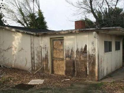 The cost of this damaged house is three crore | या पडक्या घराची किंमत तीन कोटी The cost of this damaged house is three crore | या पडक्या घराची किंमत तीन कोटी