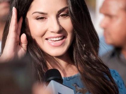 Sunny Leone has asked the organizers and journalists in the wake of 'this' question ... Dhasume ...! | सनी लिओनीला विचारलेल्या ‘या’ प्रश्नावरून लातुरात आयोजक-पत्रकारांमध्ये ढिशूम... ढिशूम...!