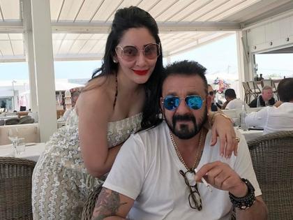 Sanjay Dutt to marry his wife; Can not believe? But this is the fact! | संजय दत्तला पत्नी मान्यता जोड्याने मारायची; विश्वास बसत नाही ना? पण हे खरं आहे!