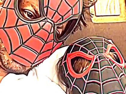 Shahrukh Khan made with spiderman! | ​शाहरुख खान अब्राहमसह बनला स्पायडरमॅन !