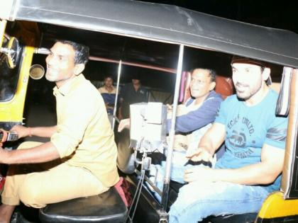 John Abraham visits Gaiety Cinema by Rickshaw | John Abraham visits Gaiety Cinema by Rickshaw