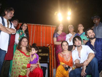 श्रद्धा कपूर दिसली फॅमिलीसोबत