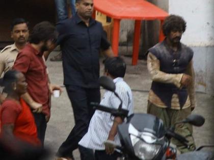 You will be stunned by watching Aamir Khan's look in 'Thugs of Hindostan'; Look at the lock on the set! | ‘ठग्स आॅफ हिंदोस्तान’मधील आमीर खानचा लूक बघून तुम्ही दंग व्हाल; सेटवरील लूक झाला लिक !