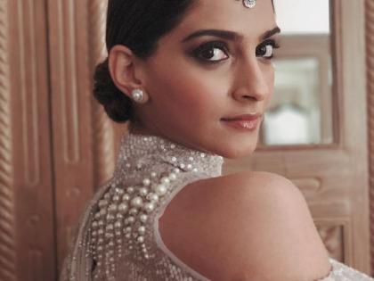 Sonam Kapoor's direct question on the issue of homosexuality! Read detailed !! | ​समलैंगिकतेच्या मुद्यावर सोनम कपूरचा श्री श्रींना थेट सवाल! वाचा सविस्तर!!