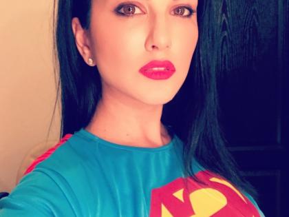 Sunny Leone says, 'Do not panic Supervious is ready for your protection'! | सनी लिओनी म्हणतेय, ‘घाबरू नका सुपरवुमेन तुमच्या रक्षणासाठी सज्ज आहे’!