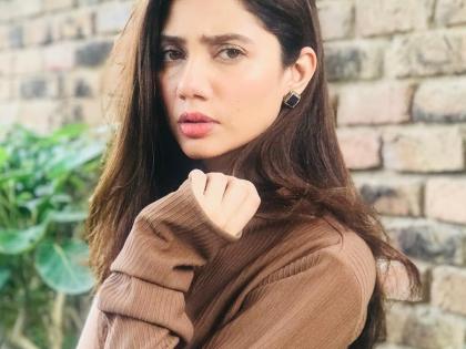 video: The coitus acted on the stage with compulsion! Look, how did Mahira Khan solve it? | video : ​स्टेजवर बळजबरीने किस करू लागला सहअभिनेता! पाहा, माहिरा खानने कसा सोडवला पिच्छा!!