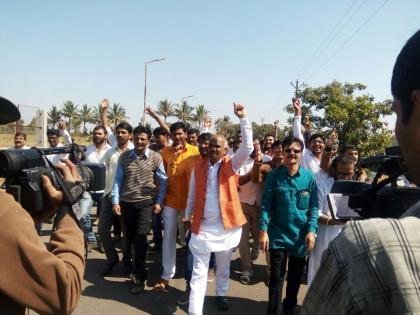 Protests against 'Padmavat': Nashik's Gangetic barrage damaged Jal Sammi movement! | ‘पद्मावत’ला विरोध : नाशिकच्या गंगापूर धरणावरील करणी सेनेचे जलसमाधी आंदोलन पोलिसांनी उधळले!