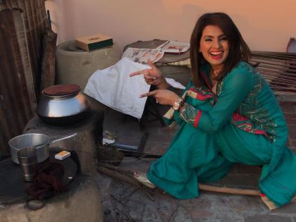 Harbhajan Singh's wife Geeta Basra looks like Chakli is cooking, see photo! | हरभजन सिंगची पत्नी गीता बसरा चक्क चुलीवर स्वयंपाक करताना दिसली, पाहा फोटो!