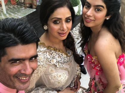 Sridevi's daughter happily married Manish Malhotra and she became selfie! | ​मुलगी खुशी आणि मनीष मल्होत्रासोबतचा श्रीदेवींचा ‘तो’ सेल्फी ठरला अखेरचा!