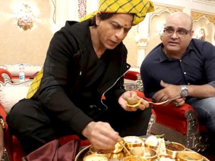 SEE PICS : अबब... शाहरूख खानने चक्क सोन्याच्या ताट्यात घेतला महाराजा थाळीचा आस्वाद!